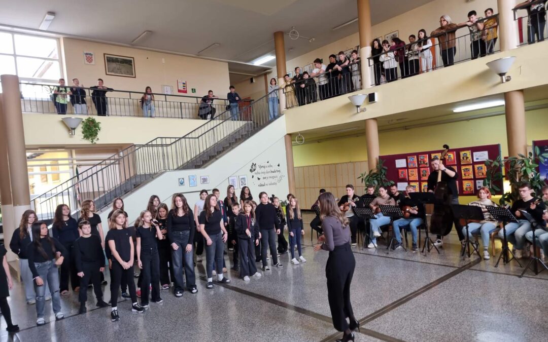 EMOTIVAN PROGRAM U OŠ DARDI U ČAST ŽRTVAMA VUKOVARA I ŠKABRNJE