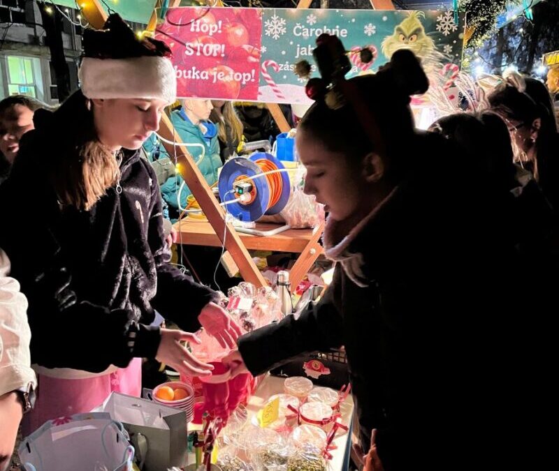 ŠKOLSKI ADVENTSKI SAJAM PRIKUPIO SRCA POSJETITELJA I SREDSTVA ZA UČENIKE I ŠKOLU