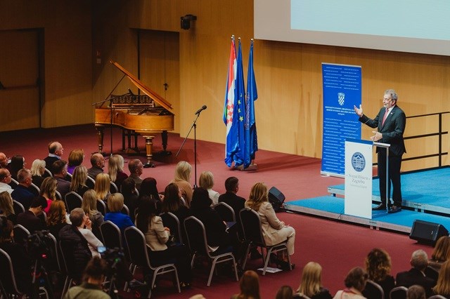 ANDREJA DORIĆ I NATAŠA MESIĆ MUHAREMI MEĐU 518 NAJUSPJEŠNIJIH ODGOJNO-OBRAZOVNIH DJELATNIKA